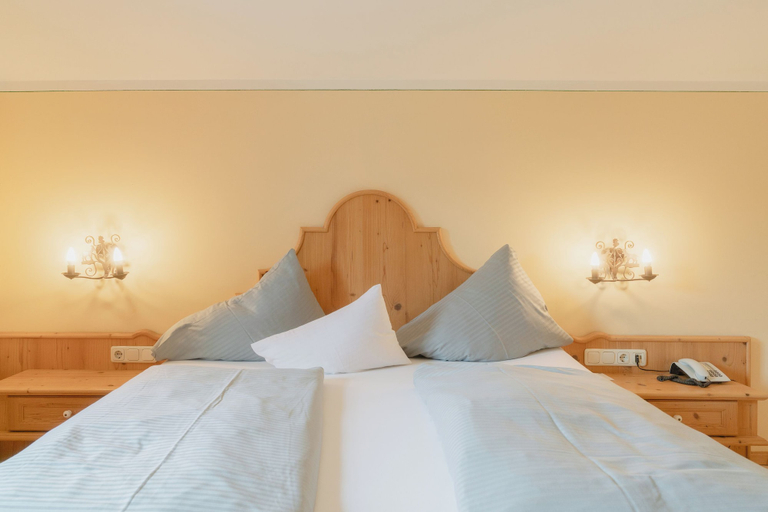 Bedroom 4, Hotel Schwarzer Adler, Reutte