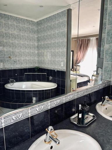 Bathroom 4, LaGrace Guesthouse, Fezile Dabi