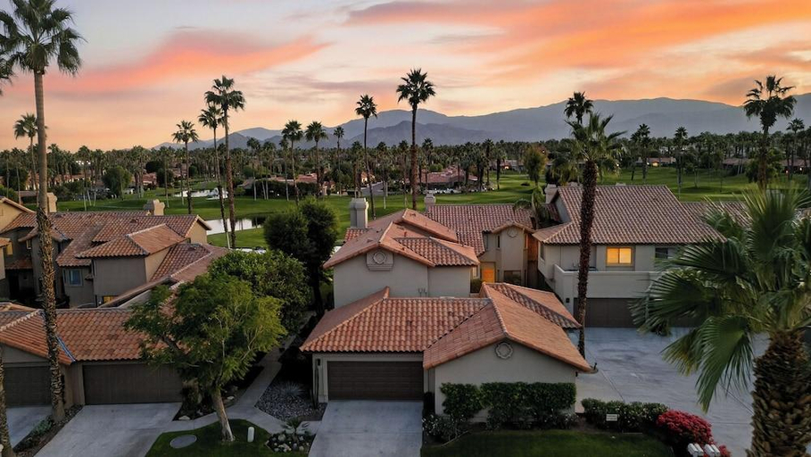 Exterior view 2, Fairway Vista by AvantStay, Riverside