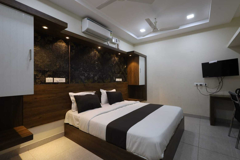 Room 4, Deluxe Vishwa's Residency, Thiruvallur