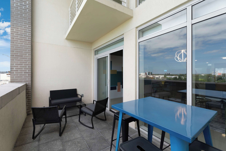 Interior 3, Hang Ten 2 Story Townhome, Pool and Free Parking, Miami-Dade
