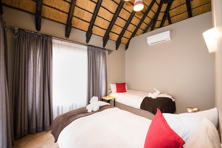 Bedroom 2, Safarihoek Lodge, Kamanjab