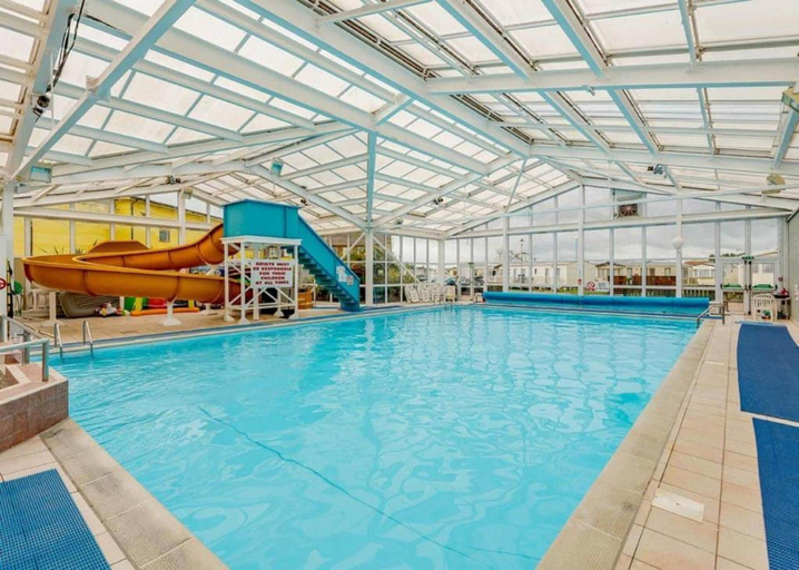 Pool, 3 Bedroom Seaview Cabin Sleeps 8 - Balcony & Pool, Lincolnshire