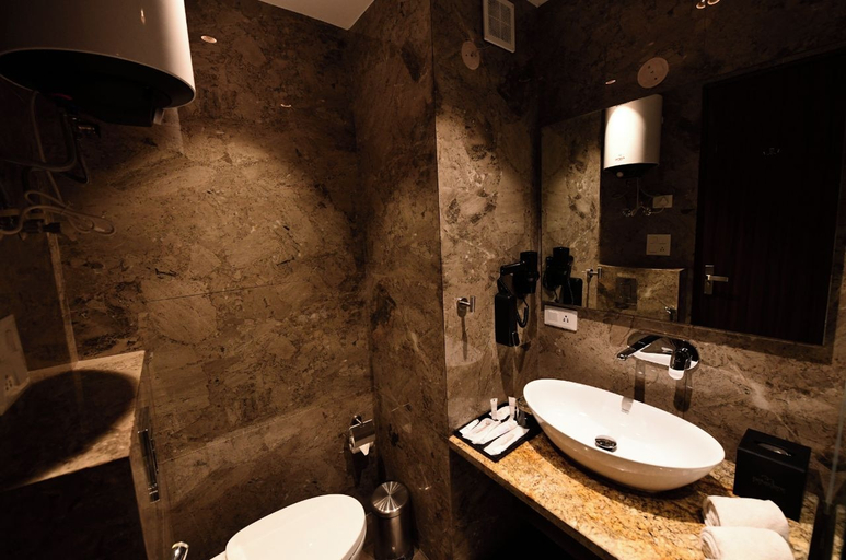 Bathroom 5, Belvedere Suites- A Boutique Business Expo Hotel, Gautam Buddha Nagar