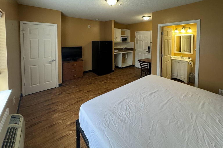 Bedroom, Suburban Studios near University of North Carolina-Charlotte, Mecklenburg