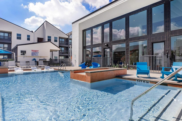 Outdoor pool 3, Landing Amazing 1BD in Sunnyside, Houston