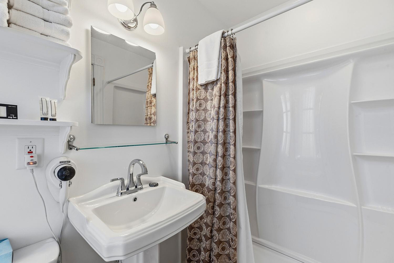 Bathroom 3, The Ocean Plaza Hotel, Monmouth