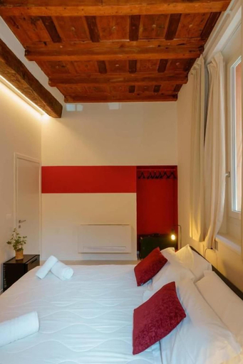 Room 2, Sotto le Torri by Edera Rooms, Bologna