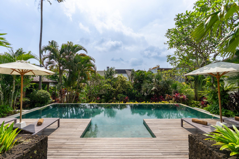 Sport & Beauty 2, Spacious 4BR Villa with huge garden/pool in Canggu, Badung