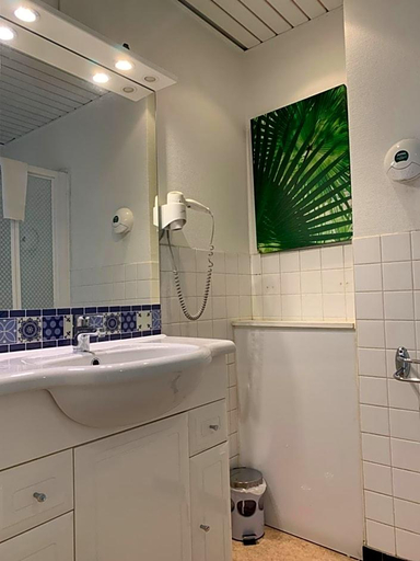 Bathroom 5, Wilson Square, Haute-Garonne