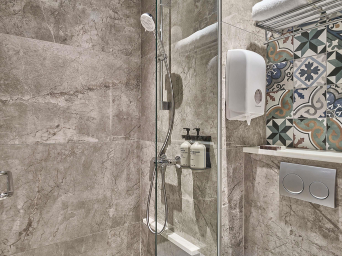 Bathroom 5, Mercure ICON Singapore City Centre, Singapore