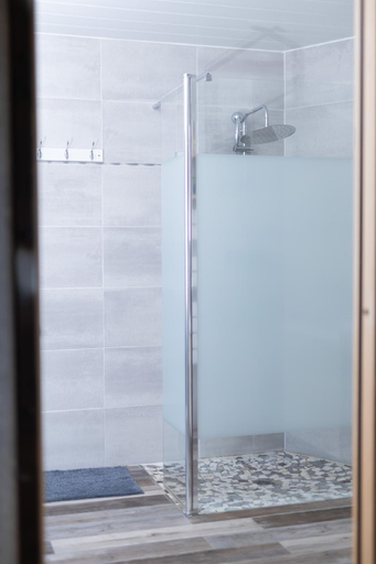 Bathroom 3, Le gîte suspendu et sa chambre cachée, Somme