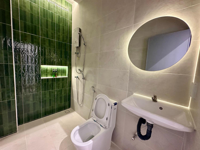 Bathroom 4, Royal Hotel, Svay Pao
