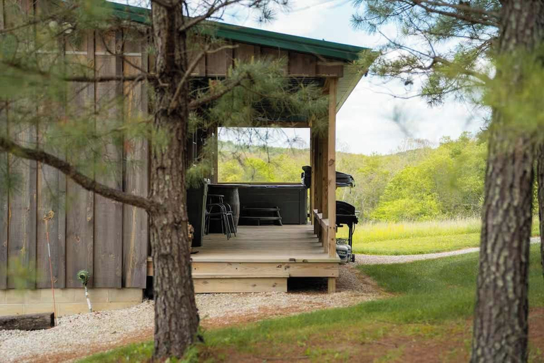 Terrace/patio 4, Secluded Hocking Hills Villa With Pond and Hot Tub, Hocking