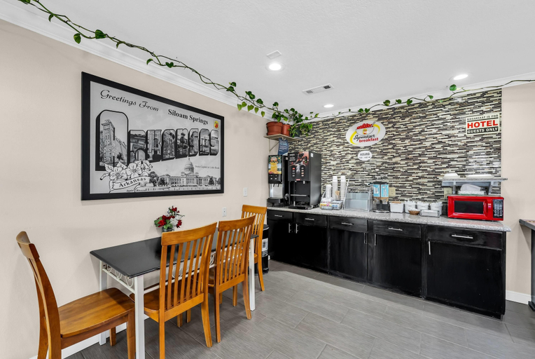 Food & Drinks 5, Super 8 by Wyndham Siloam Springs, Benton