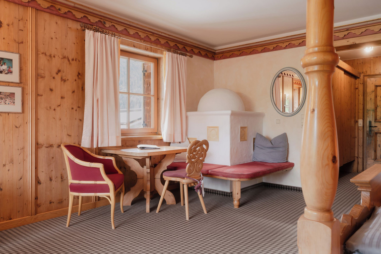 Bedroom 4, Hotel Schwarzer Adler, Reutte