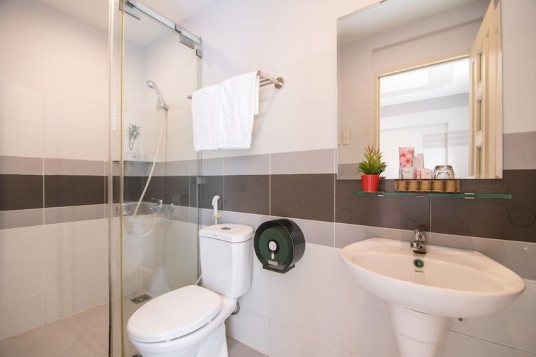 Bathroom 4, Bin Bin Hotel 1 - Near RMIT University, Ho Chi Minh City