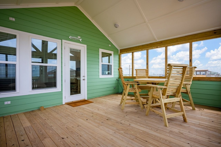 Outdoor dining 3, The Salty Beaver 1 Bedroom Home, Galveston