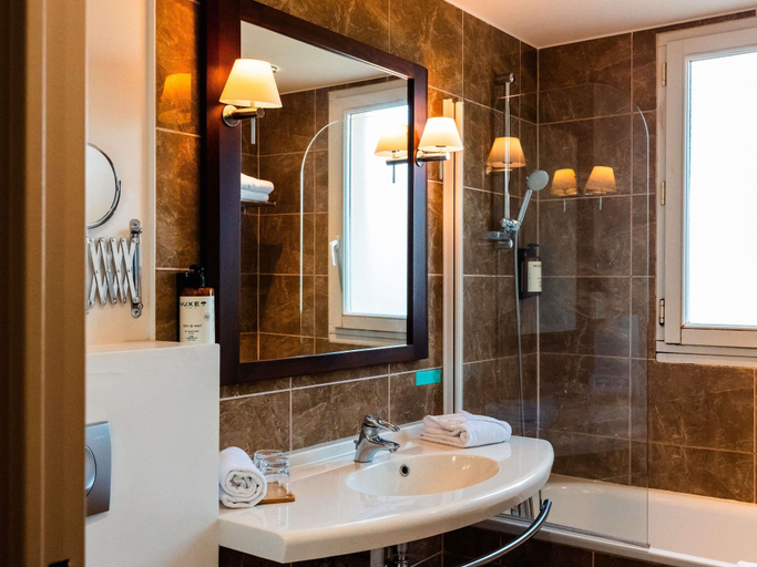 Bathroom 5, Hôtel Mercure Rambouillet Relays du Château, Yvelines