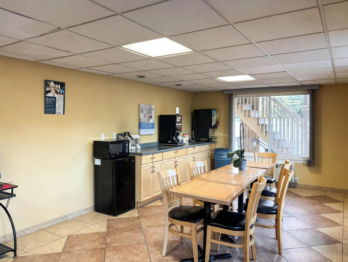Food & Drinks, Motel 6 Old Saybrook, CT, Middlesex