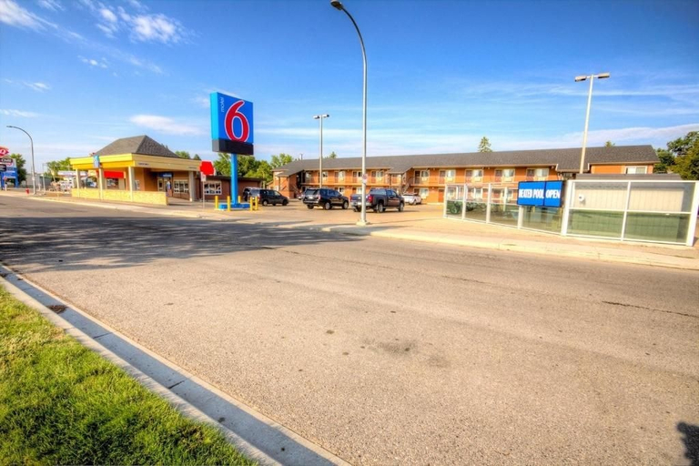 Others 5, Motel 6 Lethbridge, AB, Division No. 2