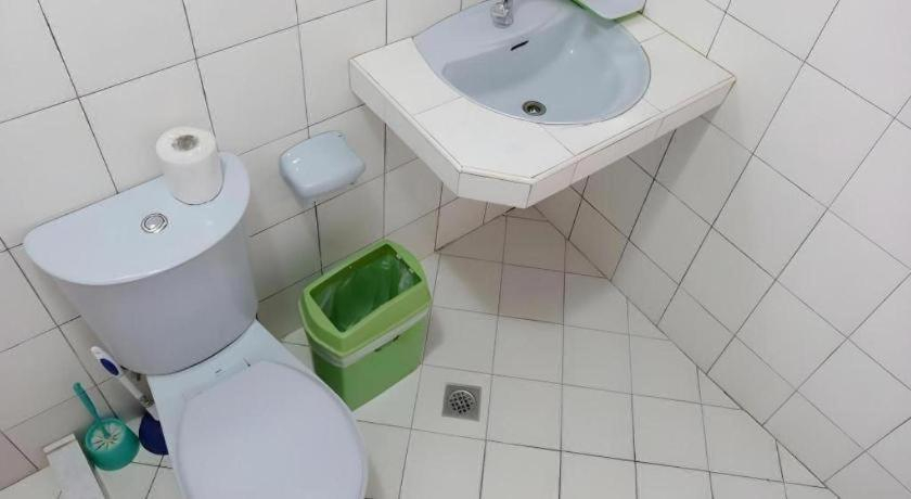 Bathroom 4, La Isla Bonita Resort, Malay