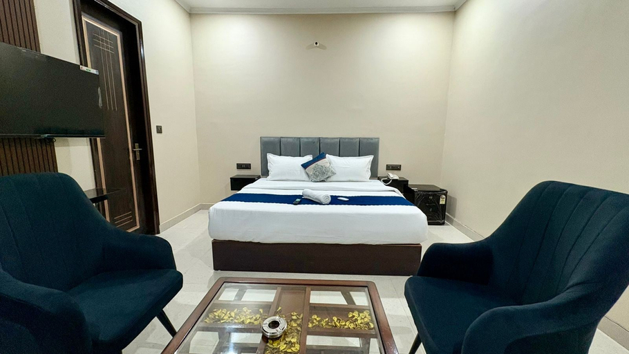 Room 4, Dr Hotel Grand Plaza, Gautam Buddha Nagar