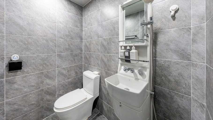 Bathroom 3, Namhae Orosy Bada Pool Villa & Pension, Namhae