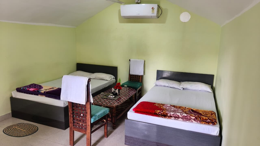 Room 4, Hotel Aavkar, Ahmadabad