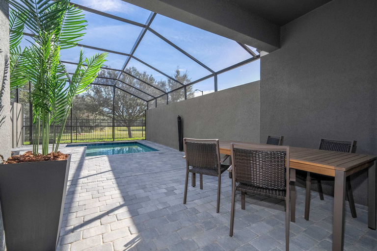 Outdoor dining, New Doppio Home, Pool, 15min Disney, Osceola