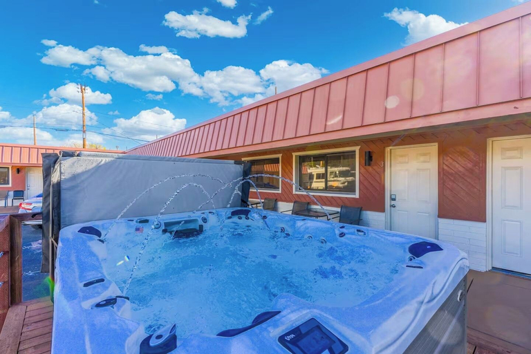 Exterior 2, 2 Highlander Unit, Coconino