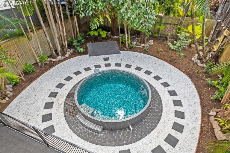 Room 3, Tropical Koru Cottage - Private Pool - BBQ, Cairns