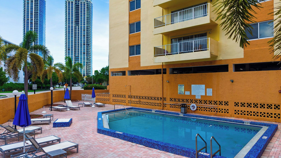 Interior 3, Skyline & Salt by Avantstay Garden Balcony + Pool + Deck Walk to Beach + Dining, Miami-Dade