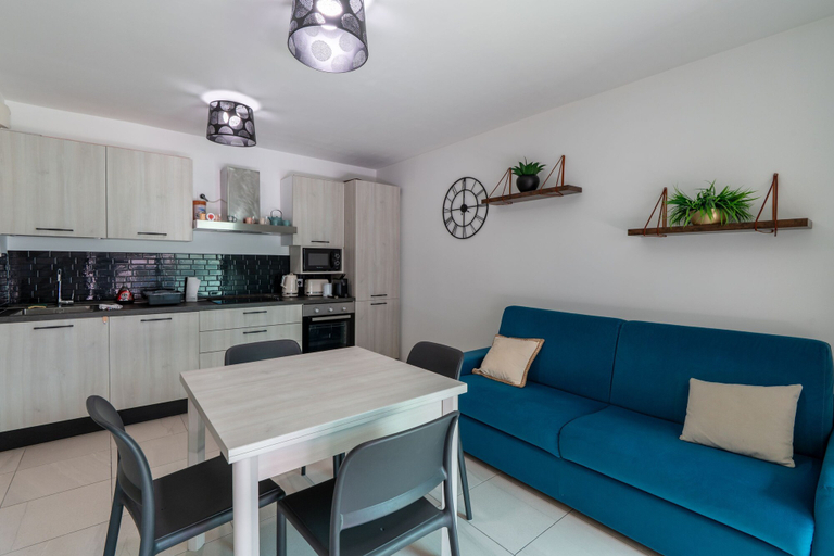Room 5, Cozy 1-bedroom Apartment With A C Garage Near, Alpes-Maritimes