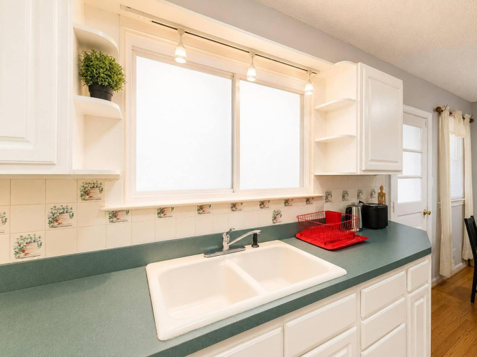 Others 4, Enchanting historic townhouse by CozySuites, Alexandria
