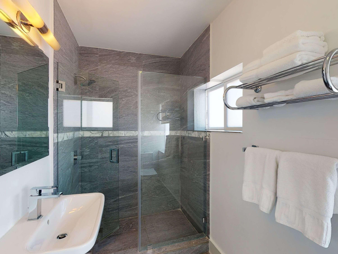 Bathroom 5, Park Royal Miami Beach managed by Accor, Miami-Dade