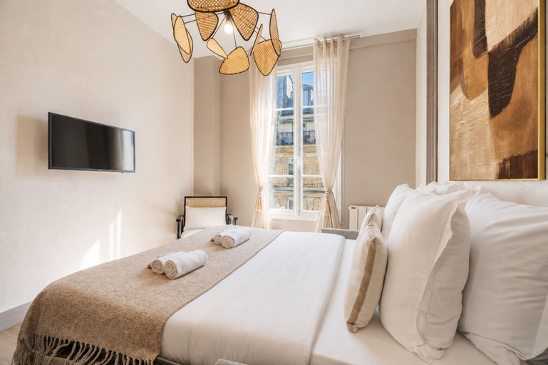 Bedroom 3, 1554 Lavandières, Paris
