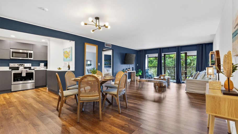 Interior 4, Skyline & Salt by Avantstay Garden Balcony + Pool + Deck Walk to Beach + Dining, Miami-Dade