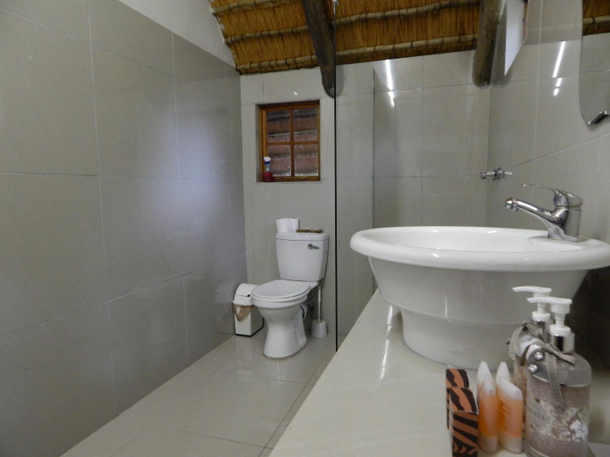 Bathroom 4, Bonamanzi Game Reserve, Umkhanyakude