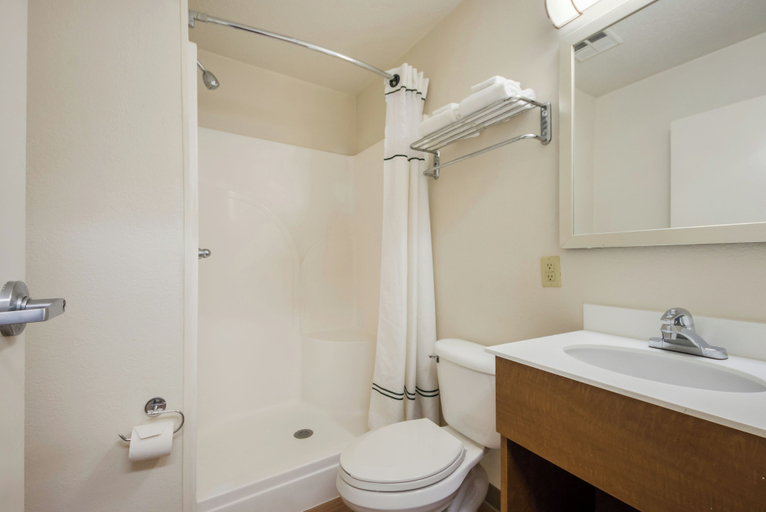 Bathroom 4, ホームタウン スタジオズ ダラス - メスキート バイ レッド ルーフ, Dallas