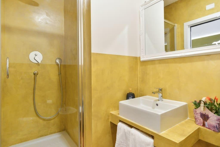 Bathroom 3, A Star Inn, Roma