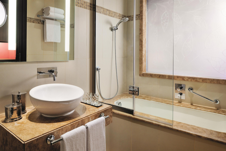 Bathroom 5, Avani Deira Dubai Hotel, Dubai