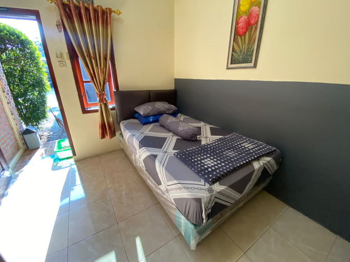 Room 5, Hotel O Wisma Pramuka Syariah, Cirebon