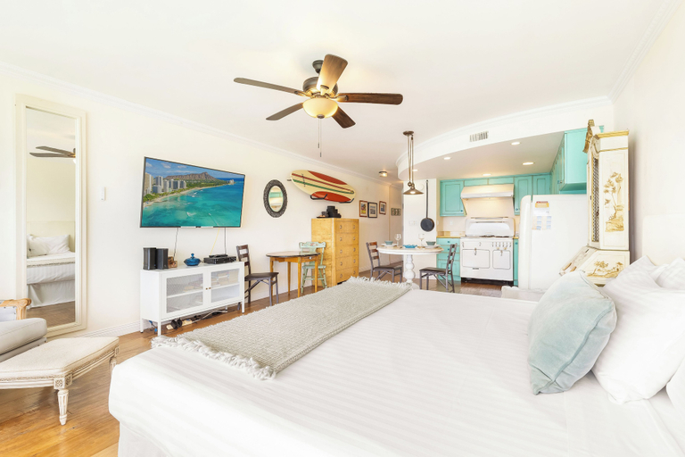 Exterior 4, Oceanfront W/sunset Views Condo at the Colony Surf Full Kitchen and Parking, Honolulu