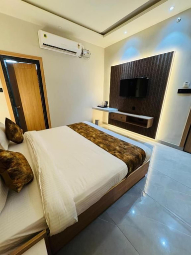 Room 4, Hotel RS Grand, Chandauli