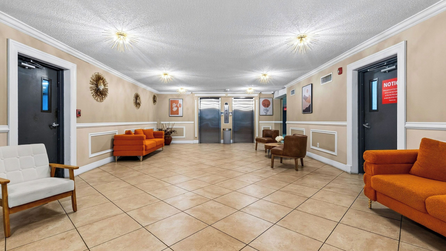 Interior 5, Skyline & Salt by Avantstay Garden Balcony + Pool + Deck Walk to Beach + Dining, Miami-Dade