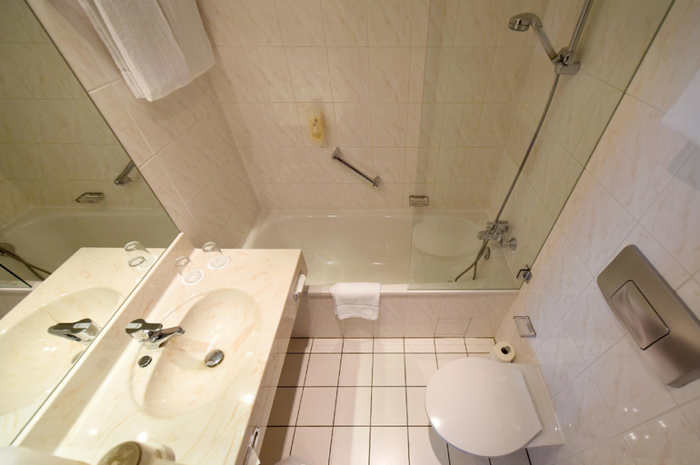 Bathroom 3, Amedia Dresden Elbpromenade, Trademark Collection by Wyndham, Dresden