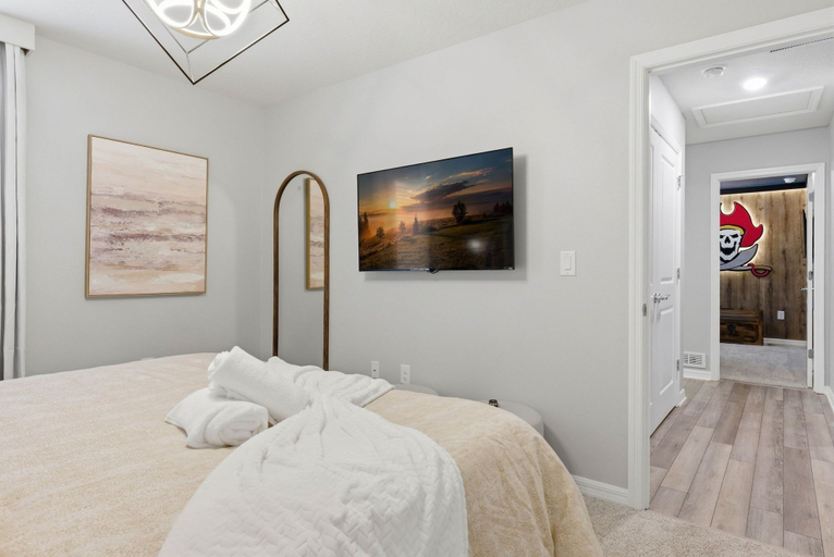 Room 5, Luxury Themed Villa With Pool and Cinema, Lake