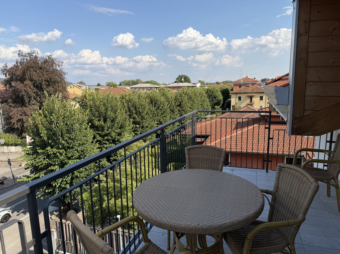 Outdoor dining 5, Mirage Arona, Novara