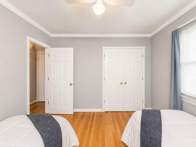 Bedroom 2, Enchanting historic townhouse by CozySuites, Alexandria